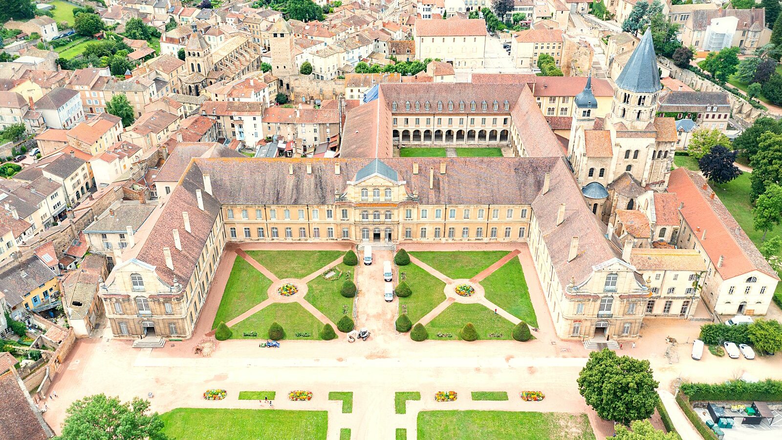 Vue aérienne de l'abbaye de Cluny et du bourg, en Saône-et-Loire
