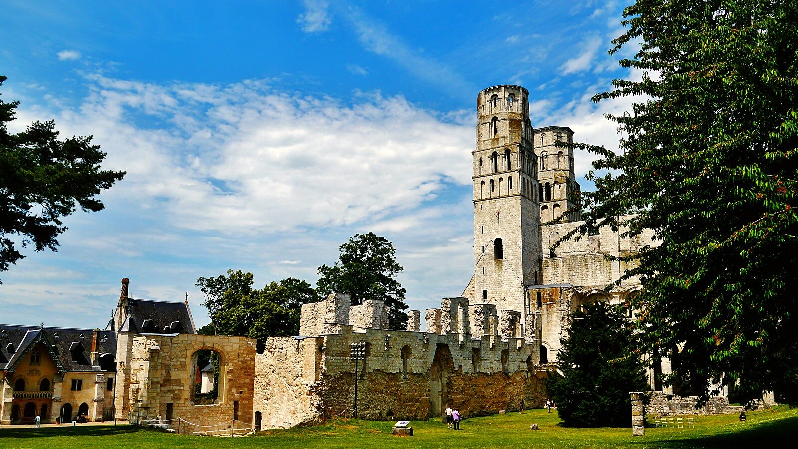 Les deux tours de l'abbaye de Jumièges, en Seine-Maritime