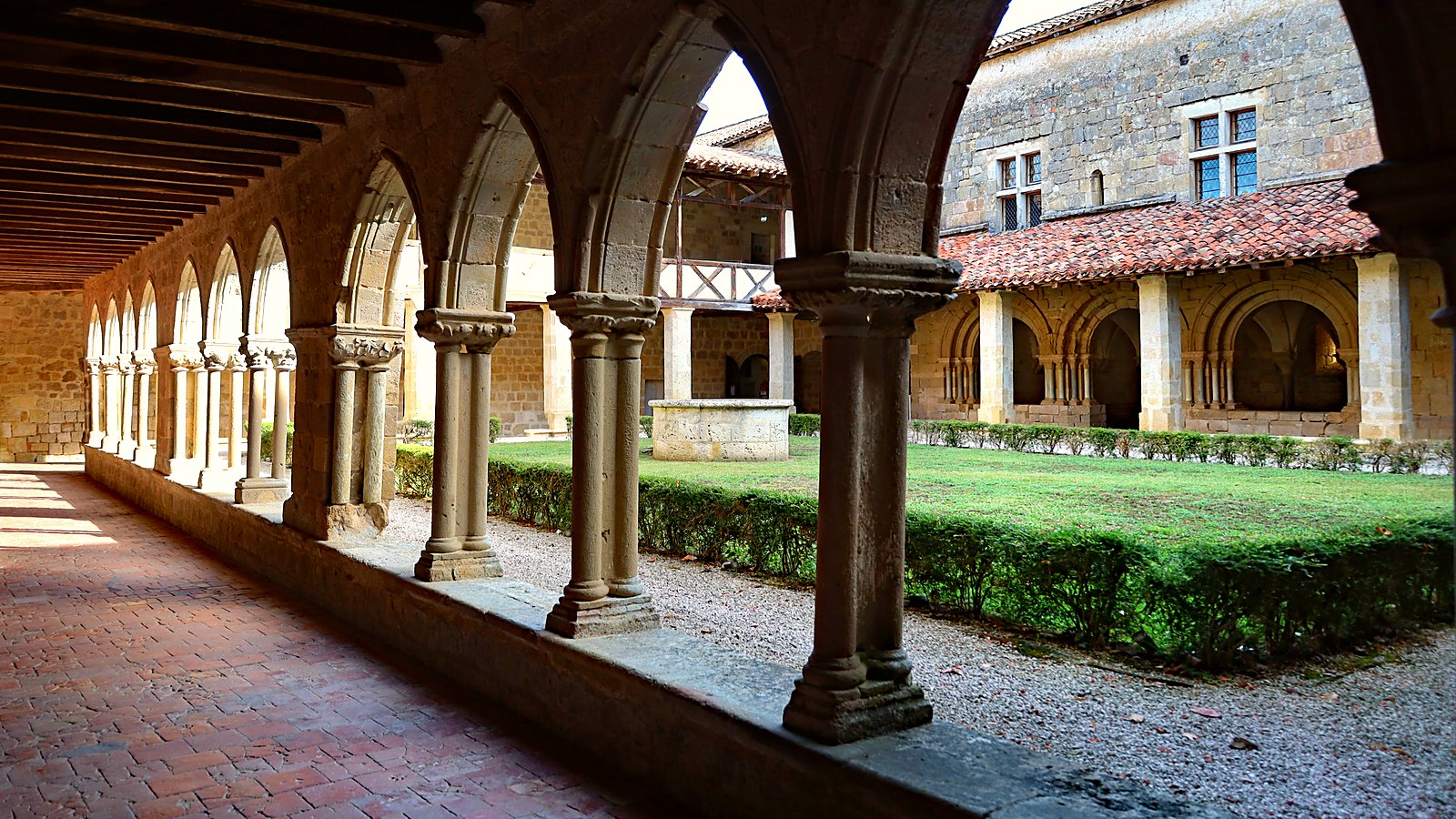 Le cloître de l'abbaye de Flaran et son jardin, à Valence-sur-Baïse dans le Gers