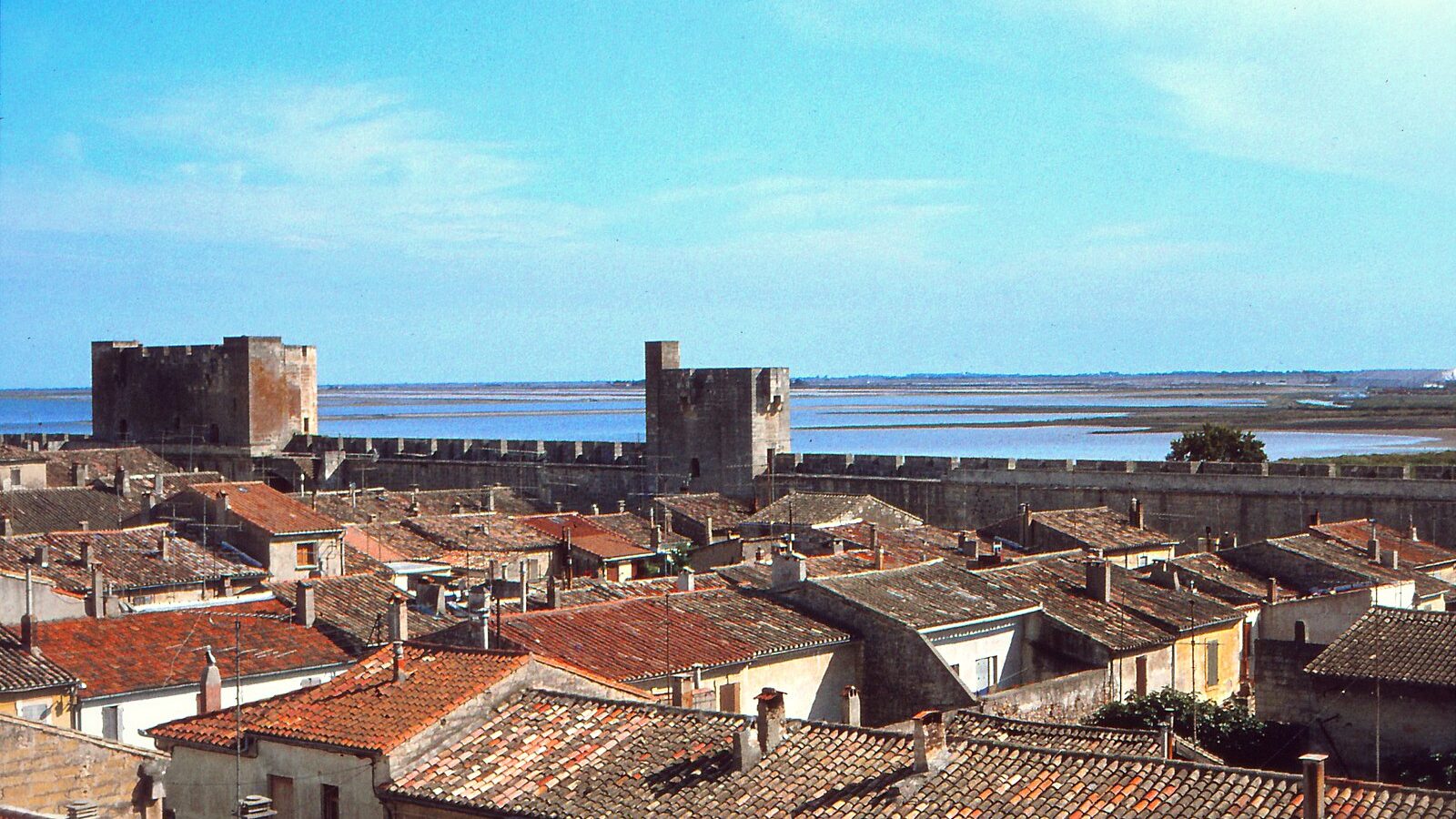 Les remparts d'Aigues-Mortes et leurs tours, dans le Gard