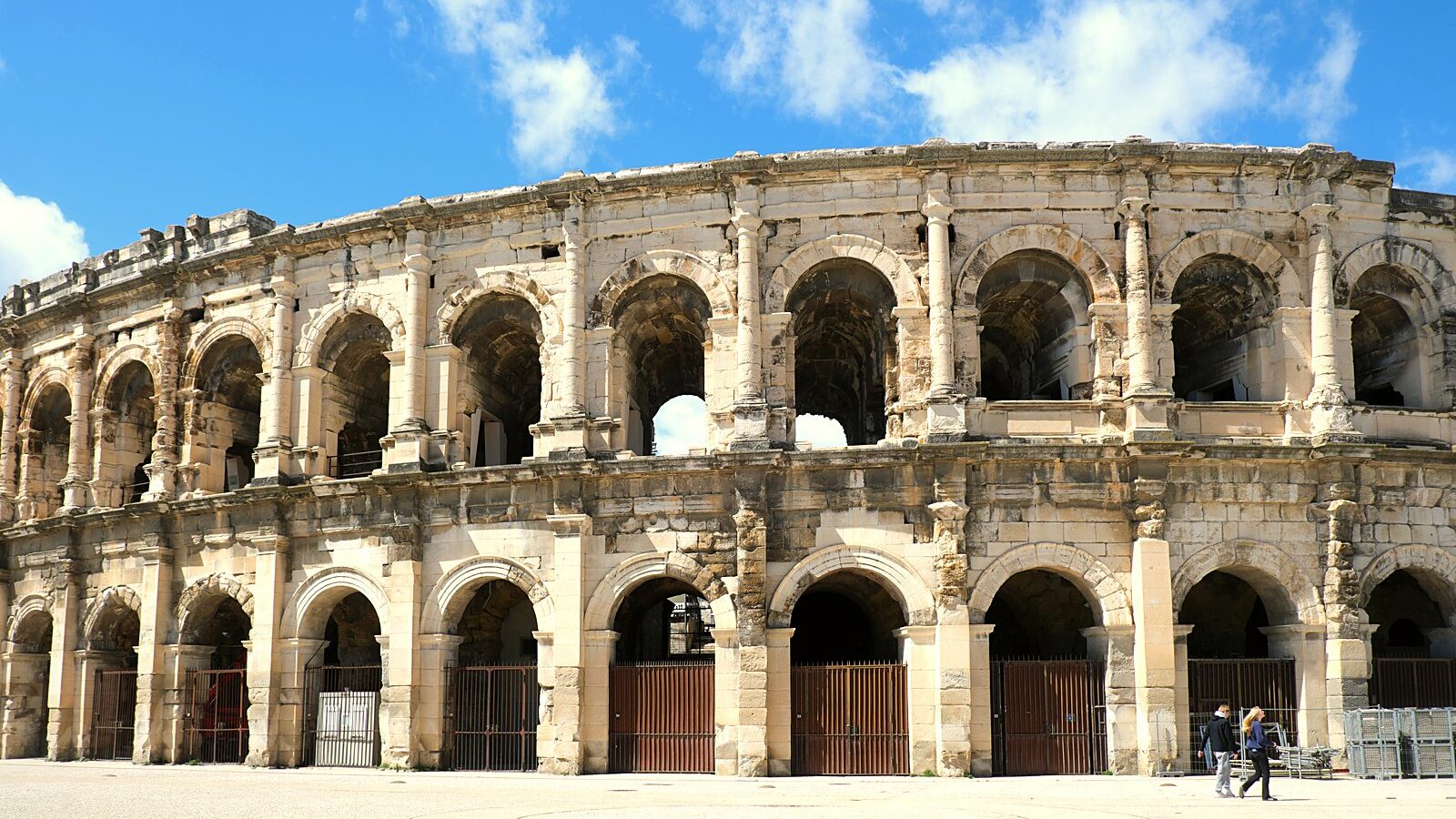La façade à soixante arcades des arènes de Nîmes