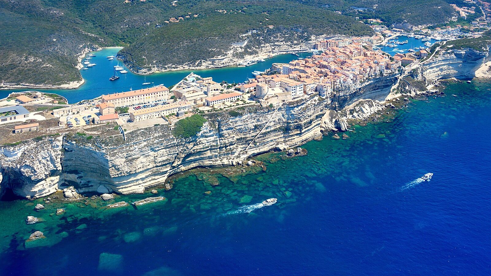 Vue aérienne de Bonifacio et de ses falaises calcaires, en Corse-du-Sud
