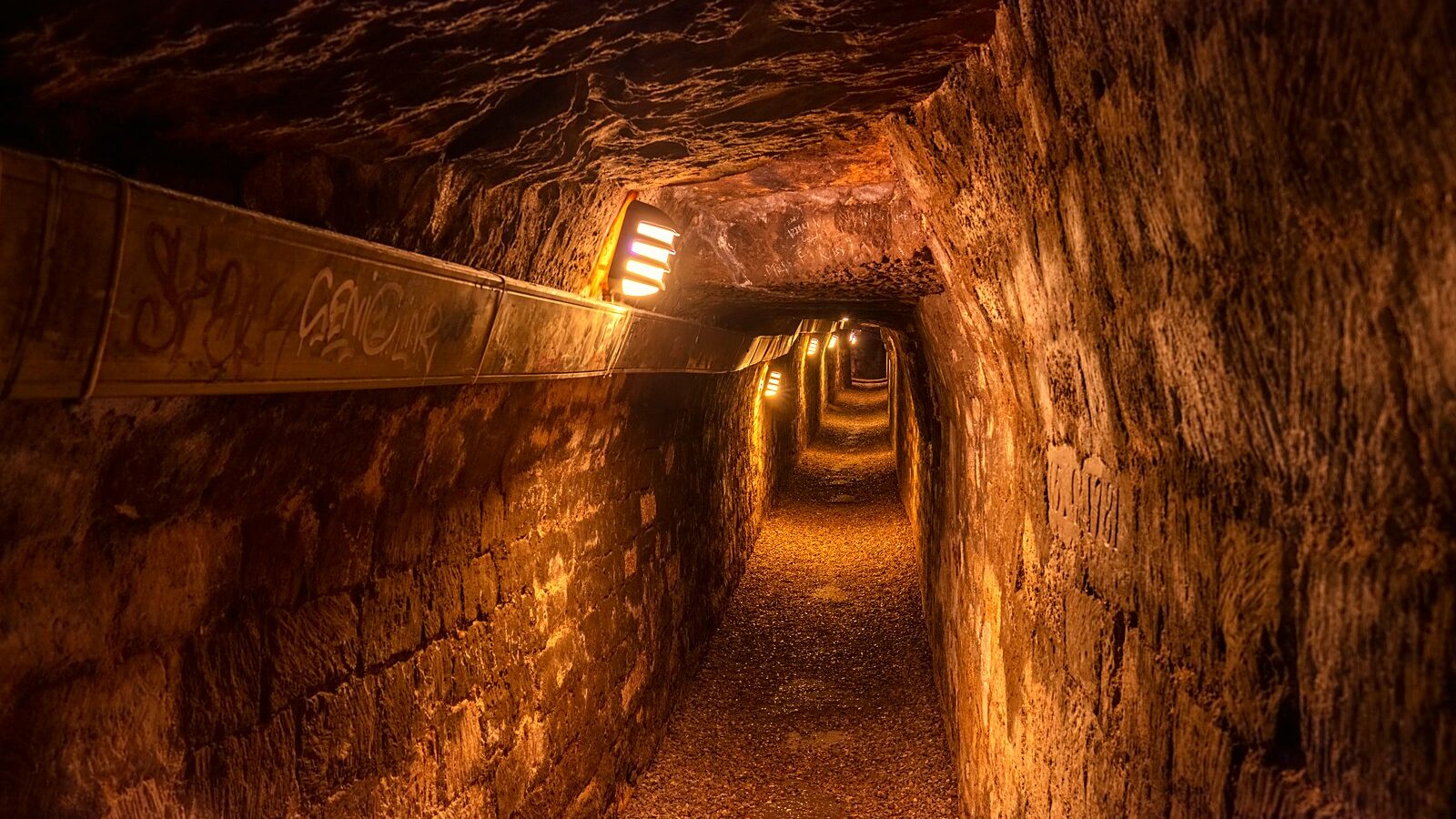 Les murs d'ossements de l'ossuaire municipal, dans les catacombes de Paris