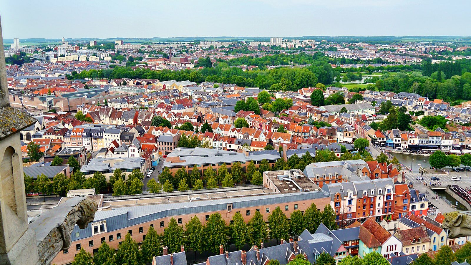 Vue panoramique de la cathédrale Notre-Dame d'Amiens, dans la Somme
