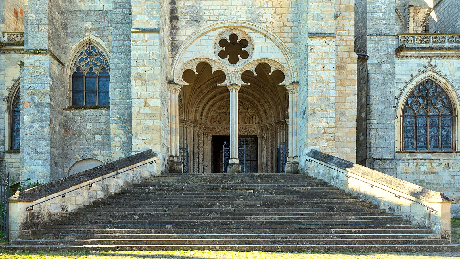 La cathédrale Saint-Étienne de Bourges vue de l'extérieur, dans le Cher
