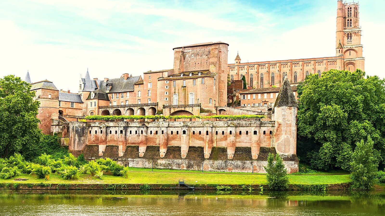 La cathédrale Sainte-Cécile d'Albi et le palais de la Berbie vus depuis la rive droite du Tarn