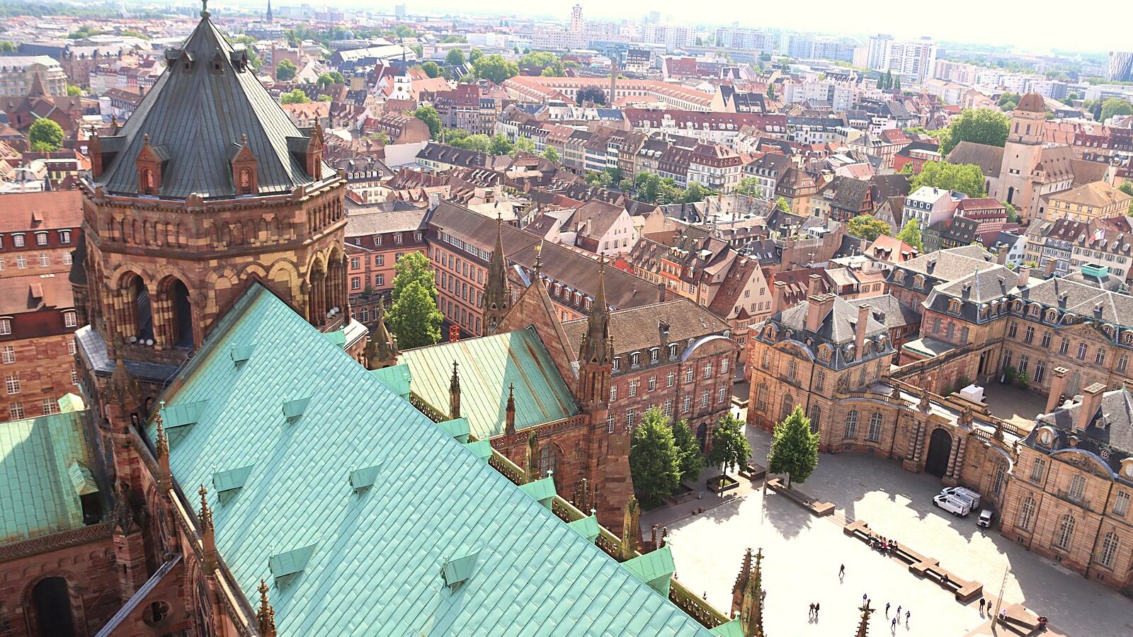 La flèche de la cathédrale Notre-Dame de Strasbourg, en grès rose
