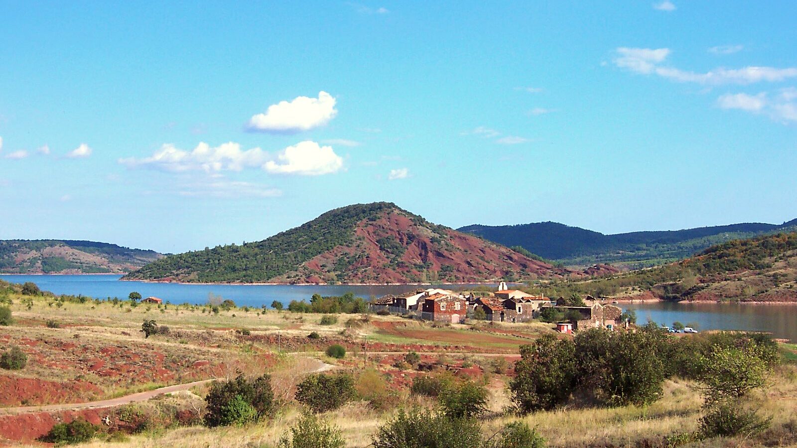 Le village de Celles et le lac du Salagou, dans l'Hérault, au milieu de la terre rouge
