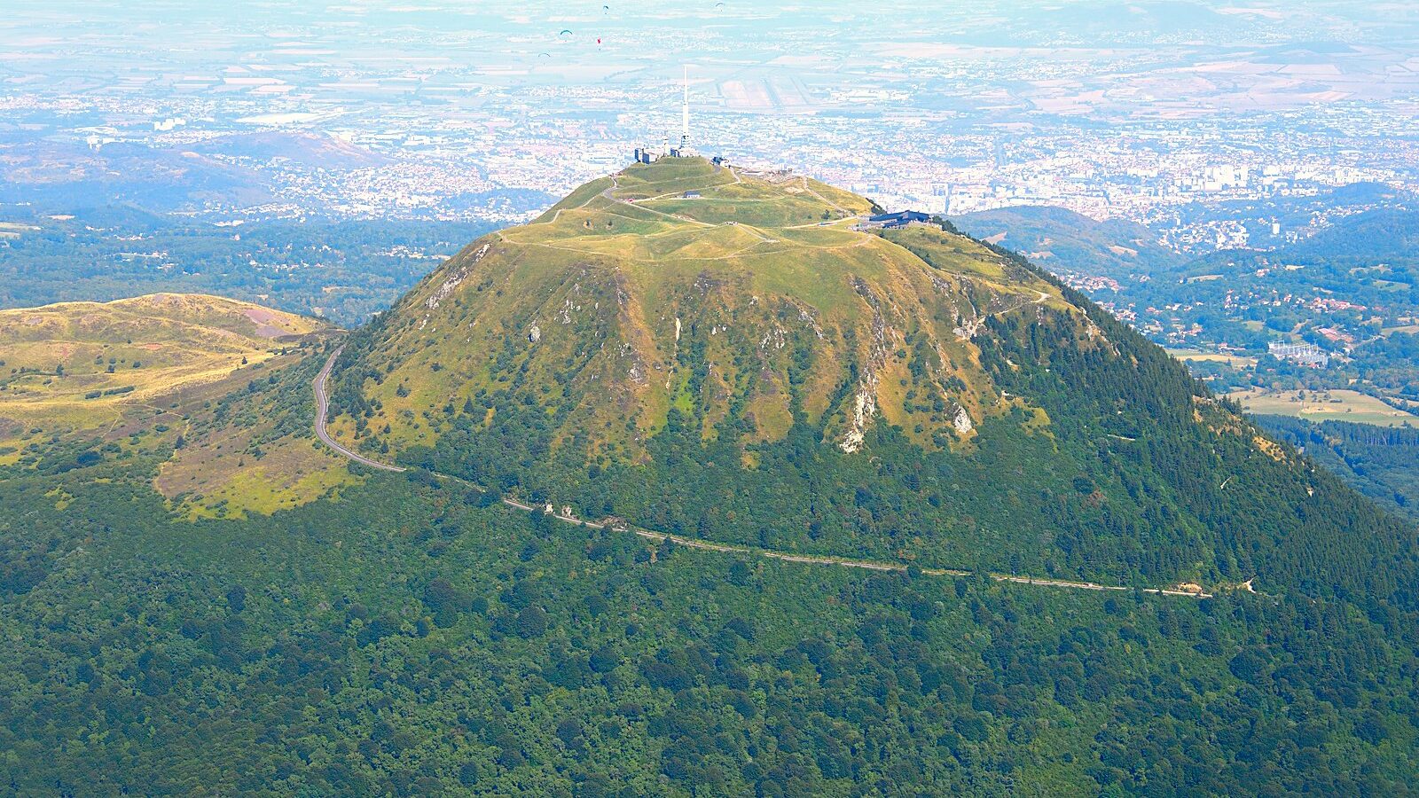 Vue aérienne du puy de Dôme et de la chaîne des Puys, en Auvergne