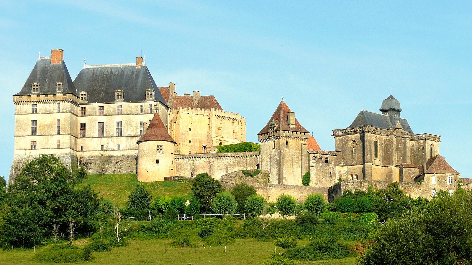 Le château de Biron sur sa butte, en Dordogne