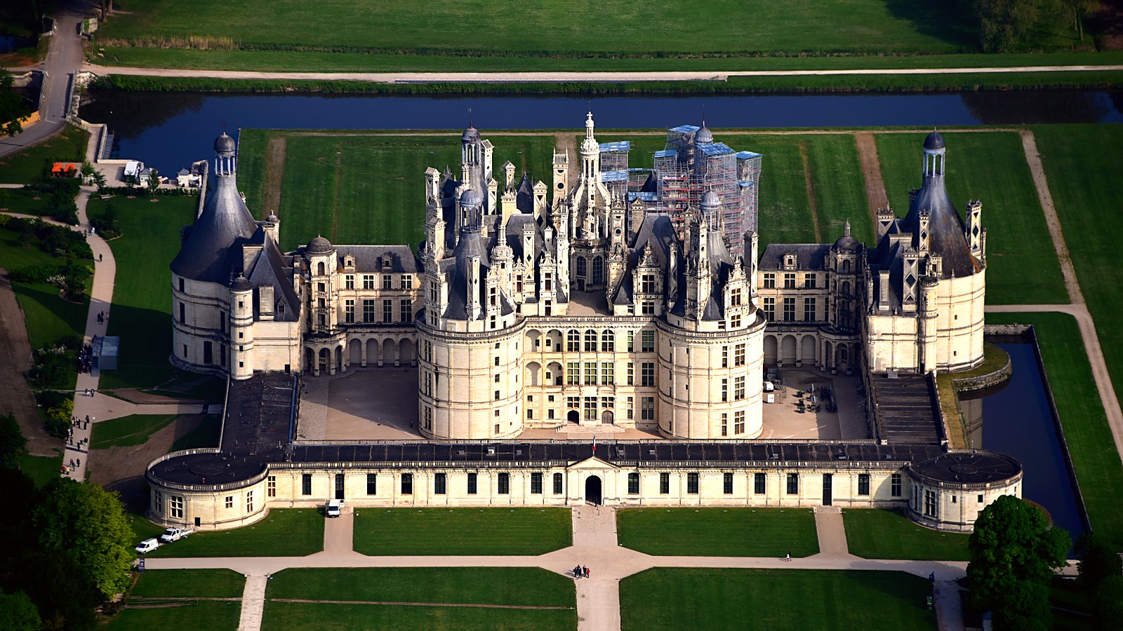 Le château de Chambord vu du ciel, avec ses toitures hérissées de cheminées