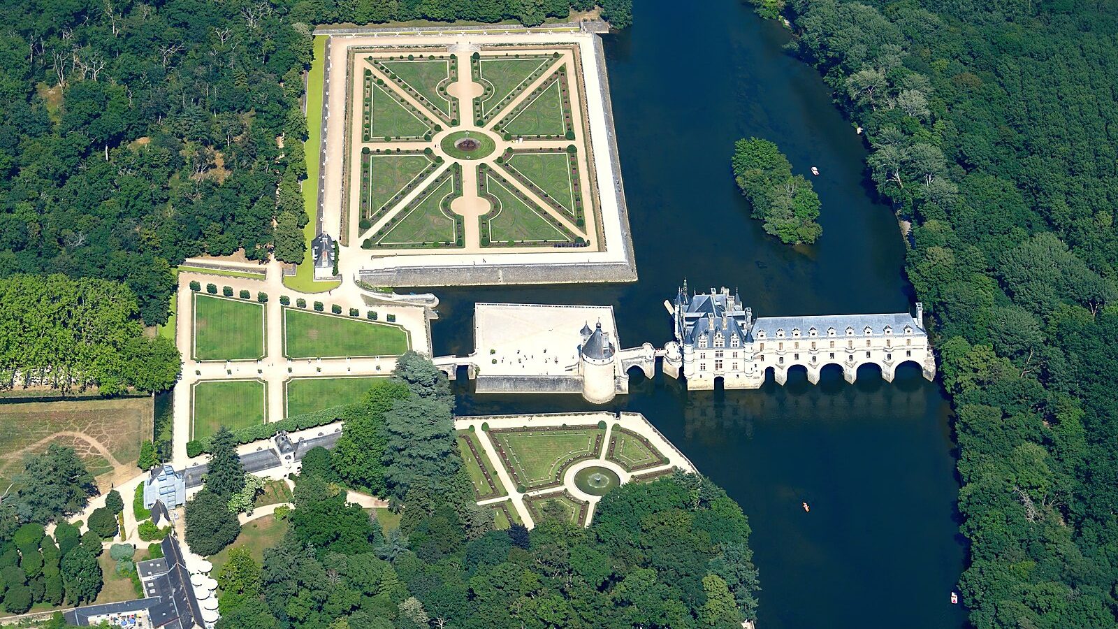 Vue aérienne du château de Chenonceau et de sa galerie au-dessus du Cher