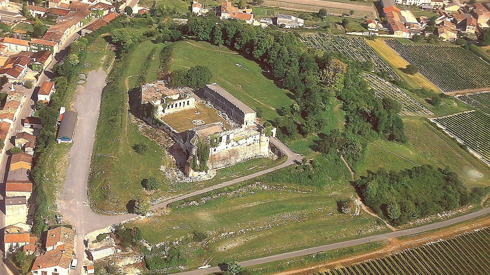 Le château de Bouteville en Charente, vu du ciel