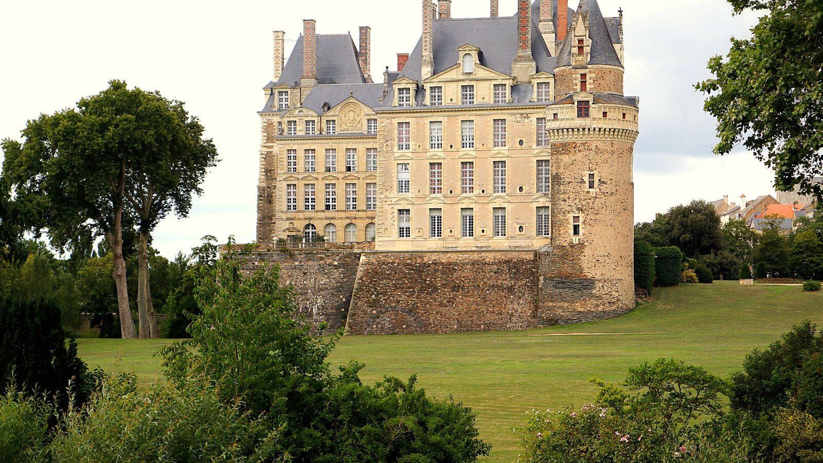 La façade sud du château de Brissac, en Maine-et-Loire