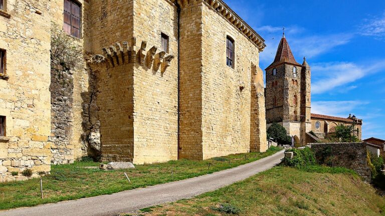 Le château de Lavardens perché sur son éperon rocheux, dans le Gers