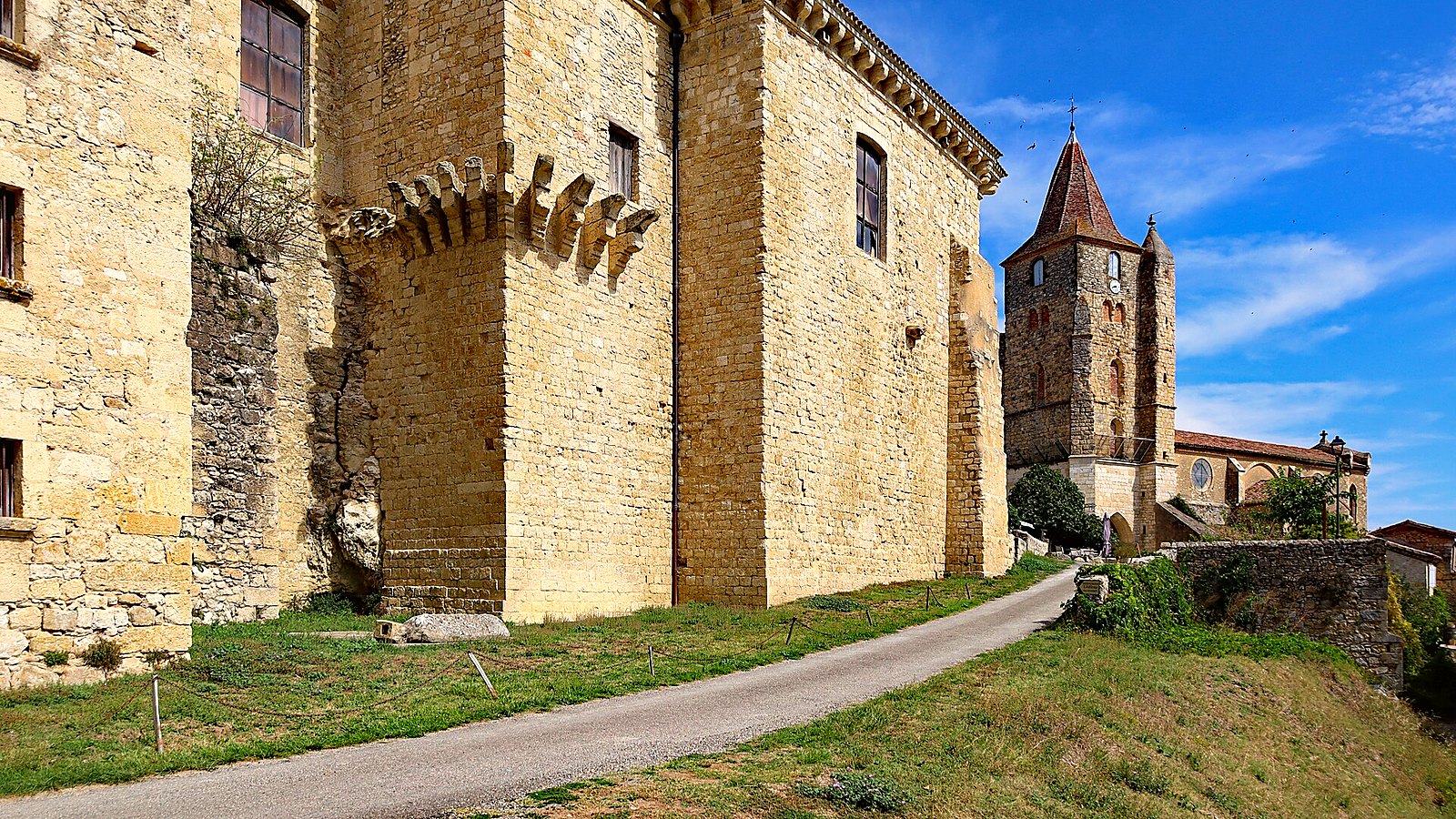 Le château de Lavardens perché sur son éperon rocheux, dans le Gers