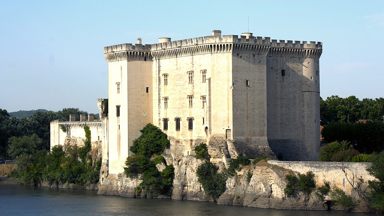 Le château de Tarascon sur son rocher, au bord du Rhône