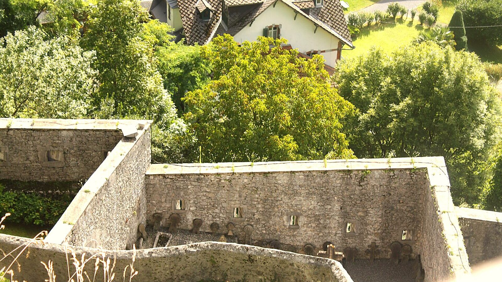 Le château fort de Lourdes sur son promontoire rocheux, Hautes-Pyrénées