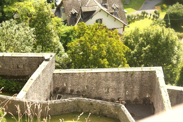 Le château fort de Lourdes sur son promontoire rocheux, Hautes-Pyrénées