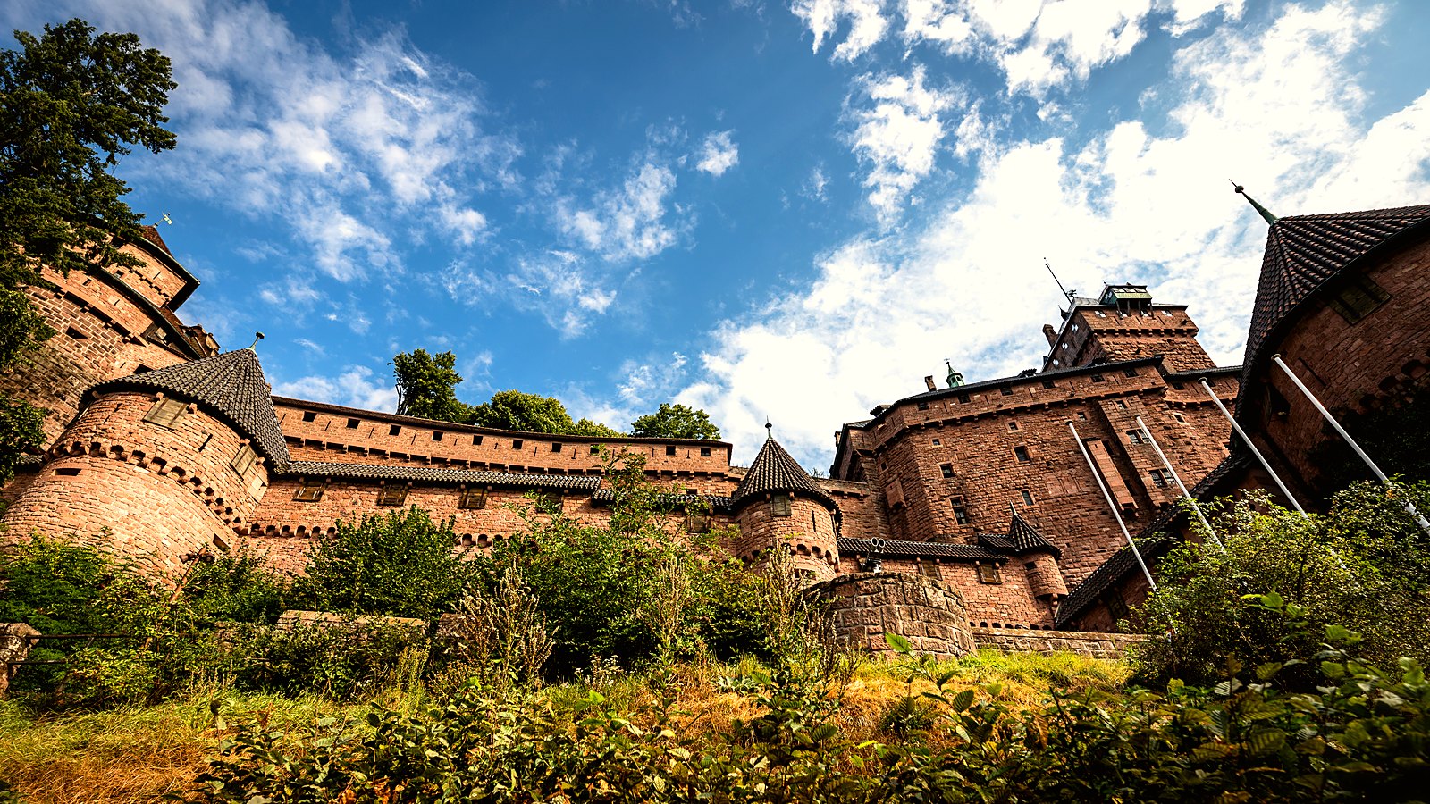 Le château du Haut-Koenigsbourg sur son éperon vosgien, dans le Bas-Rhin