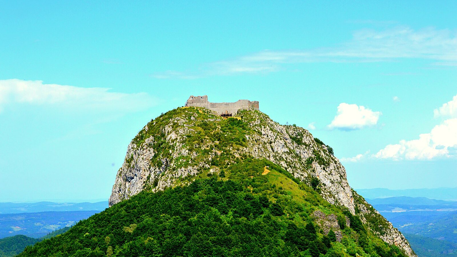 Le château de Montségur au sommet de son pic rocheux, en Ariège