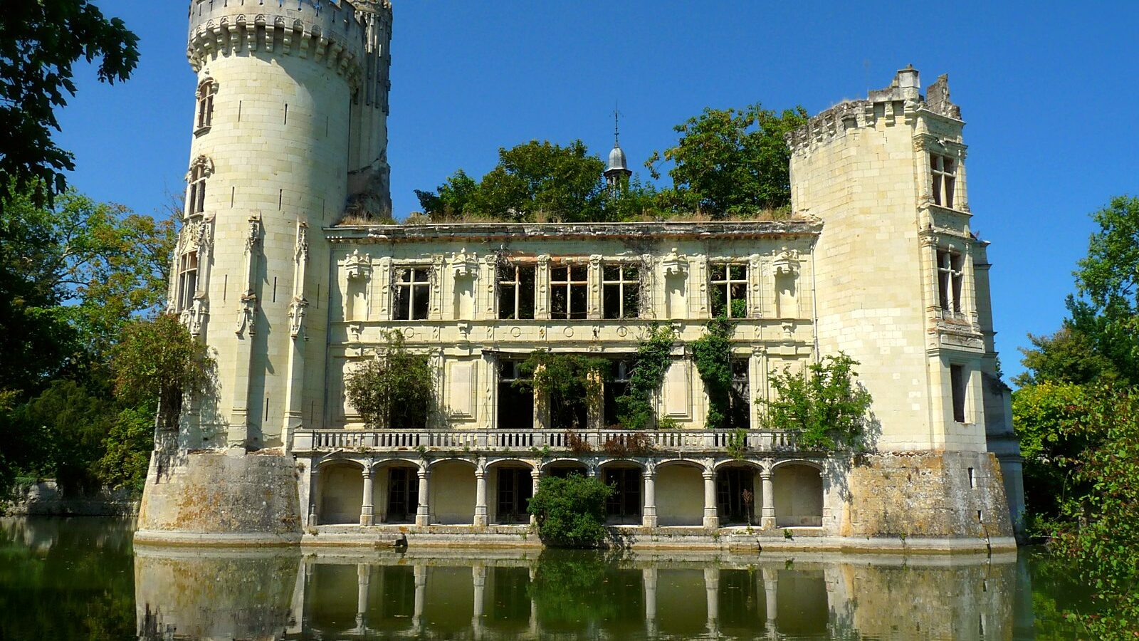 Le château en ruine de la Mothe-Chandeniers et son reflet dans les douves, dans la Vienne