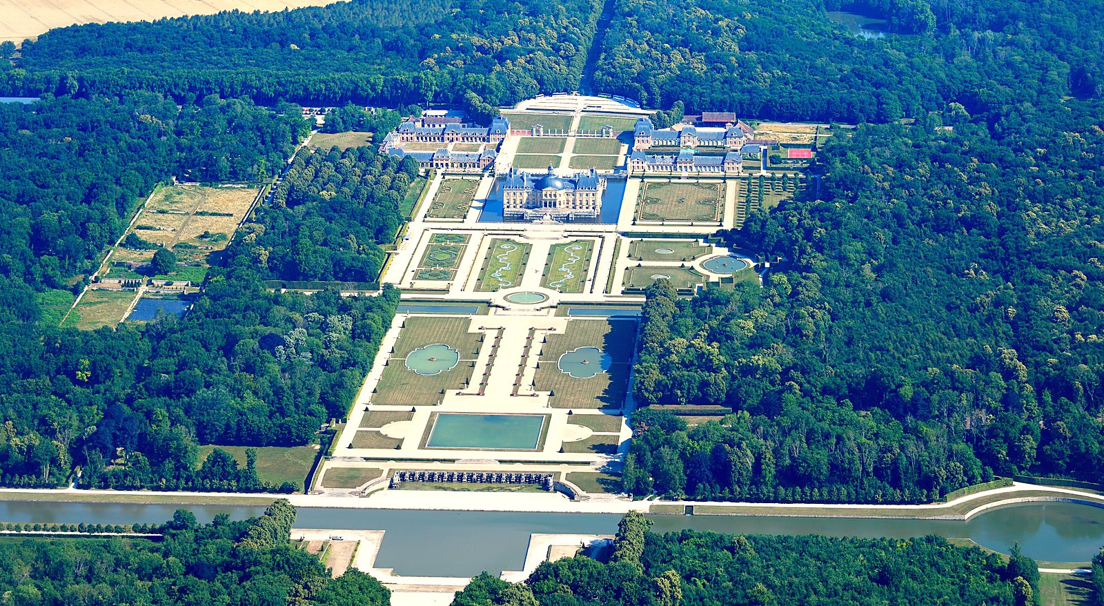 Vue aérienne du château de Vaux-le-Vicomte et de ses jardins, en Seine-et-Marne