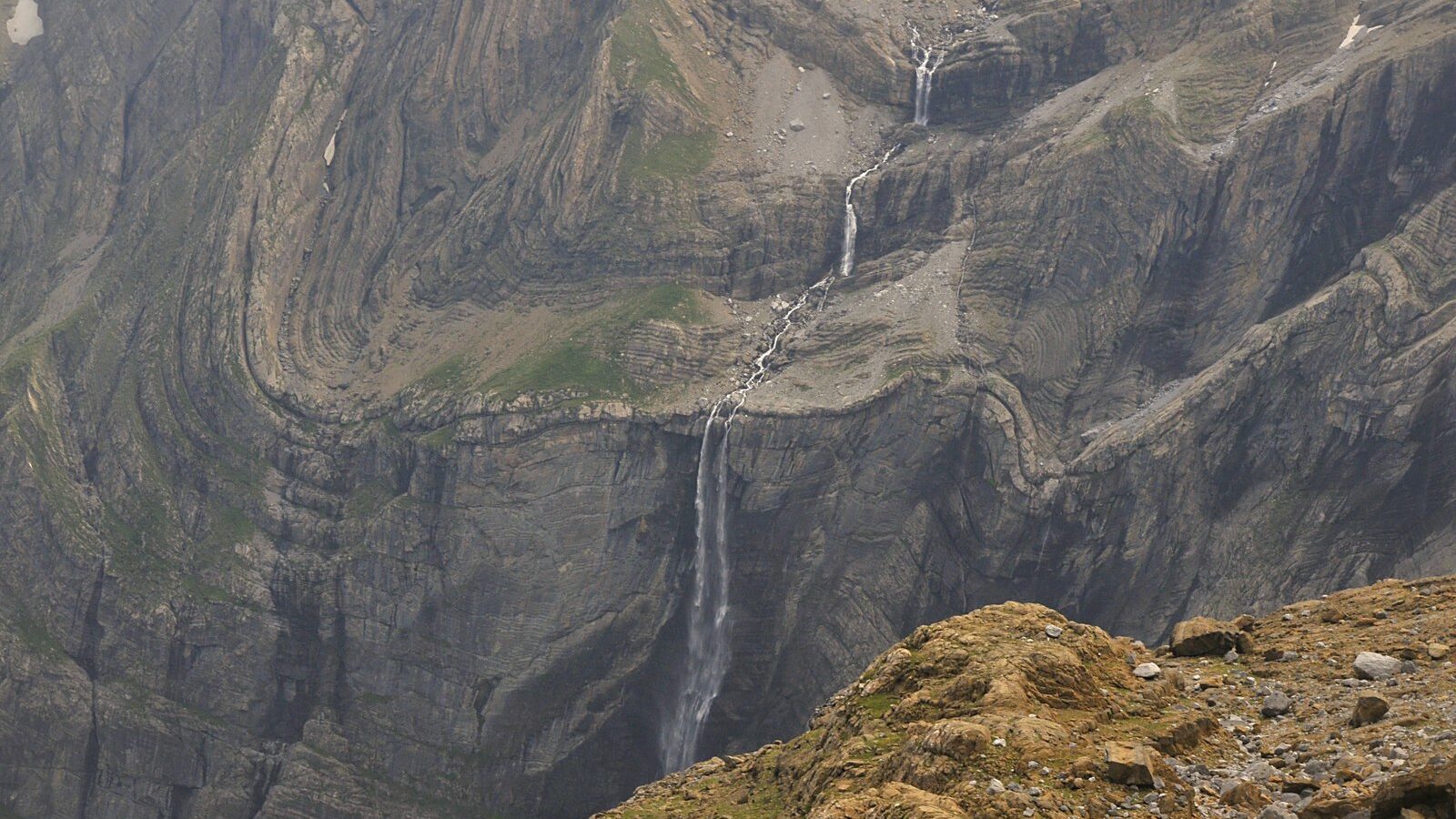 Le cirque de Gavarnie et ses parois étagées, dans les Hautes-Pyrénées