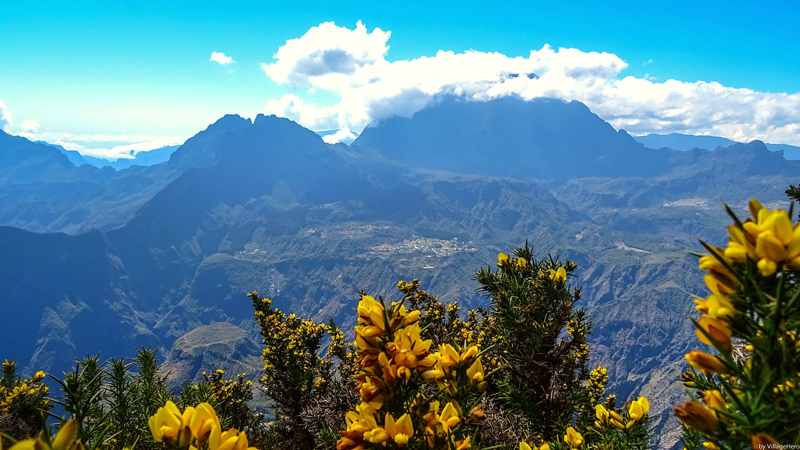 Vue plongeante sur le cirque de Mafate depuis le belvédère du Maïdo, à La Réunion