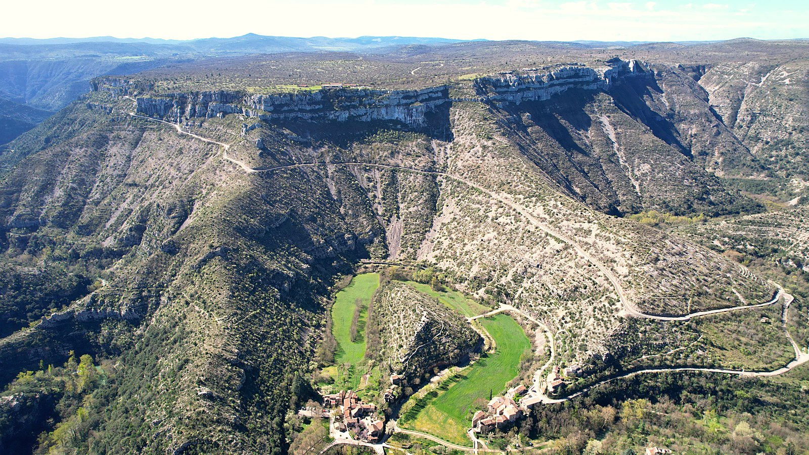 Le cirque de Navacelles vu d'en haut, avec le méandre abandonné de la Vis