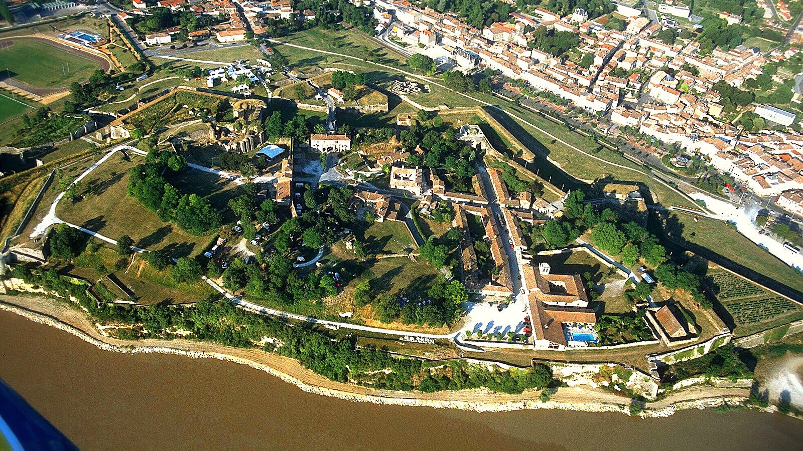 Vue aérienne de la citadelle de Blaye, au bord de l'estuaire de la Gironde