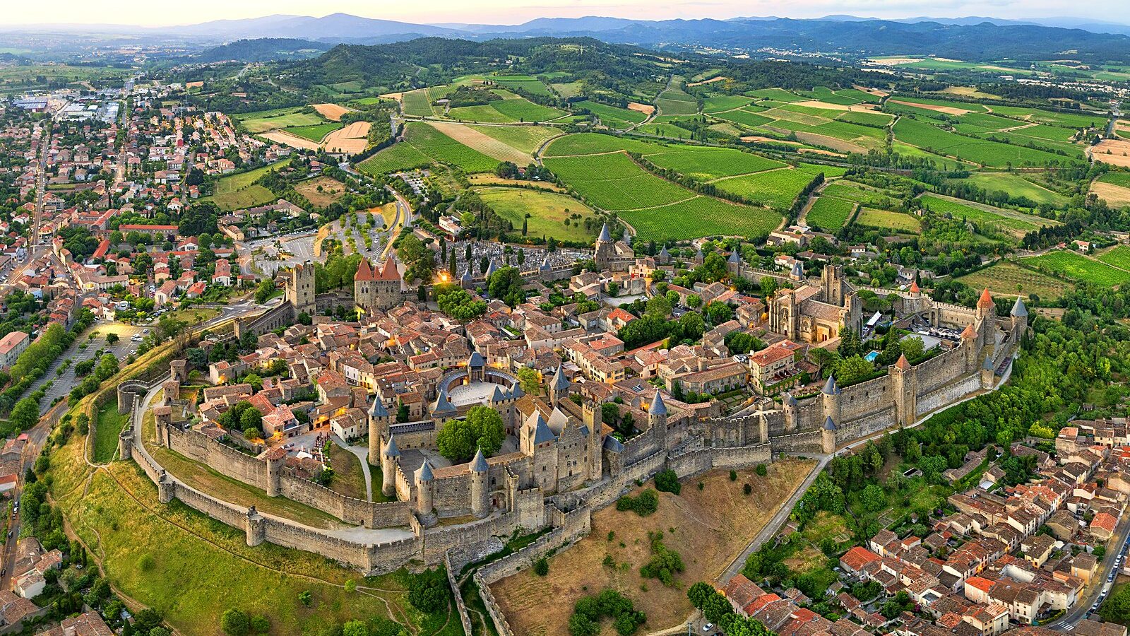 La Cité de Carcassonne et sa double enceinte, vue du ciel