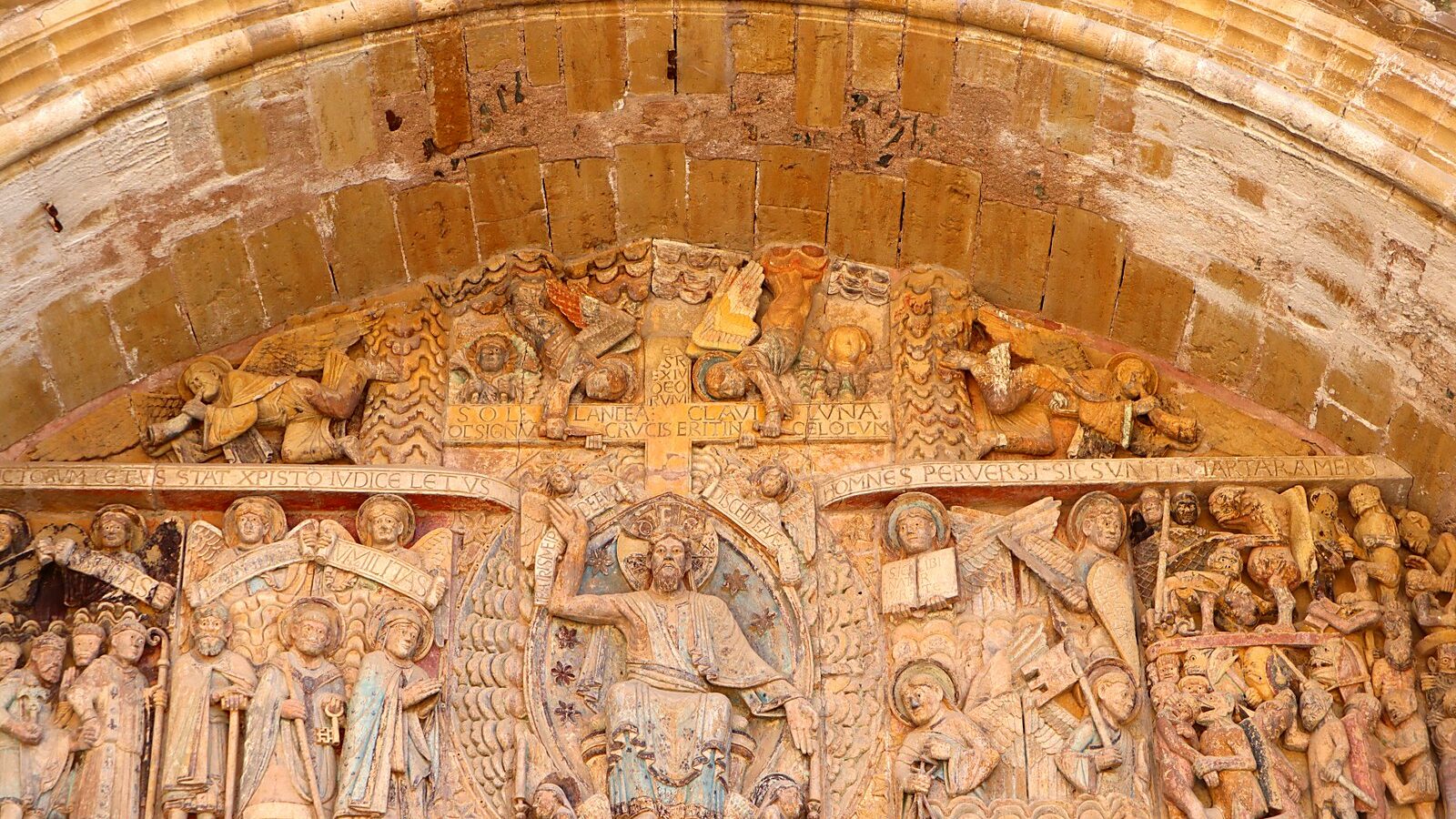 Le tympan du Jugement dernier de l'abbatiale Sainte-Foy de Conques, dans l'Aveyron