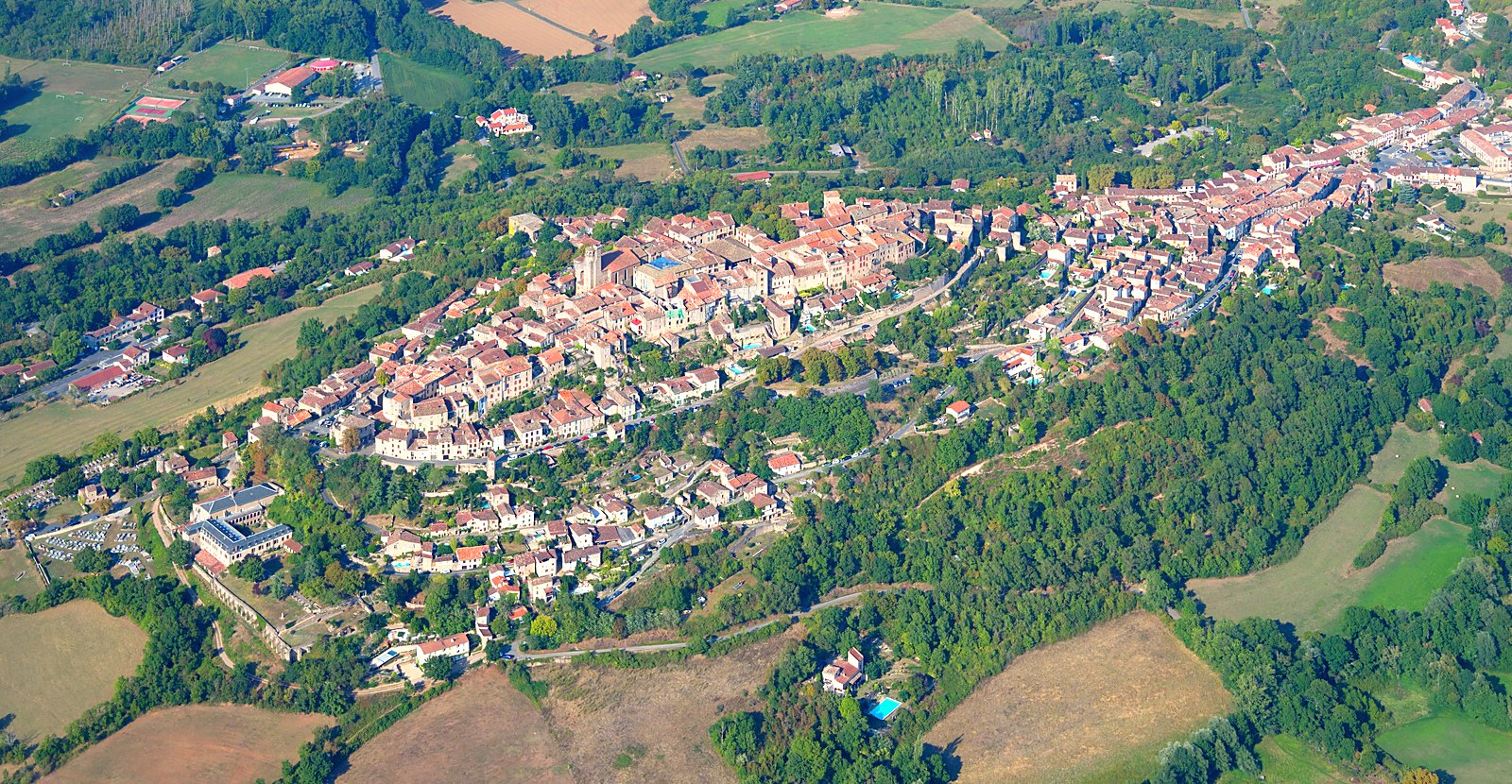 Vue aérienne de Cordes-sur-Ciel, bastide perchée sur sa colline dans le Tarn