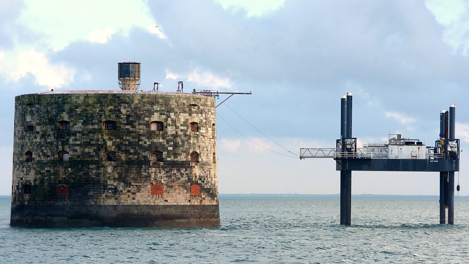 Le fort Boyard en mer, entre l'île d'Aix et l'île d'Oléron
