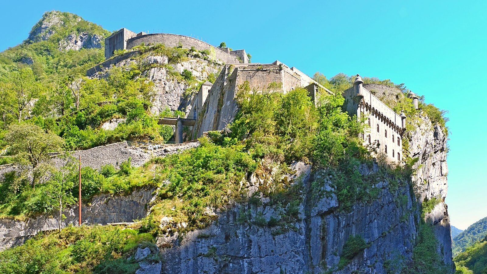 Le fort du Portalet accroché à sa falaise, au-dessus du gave d'Aspe