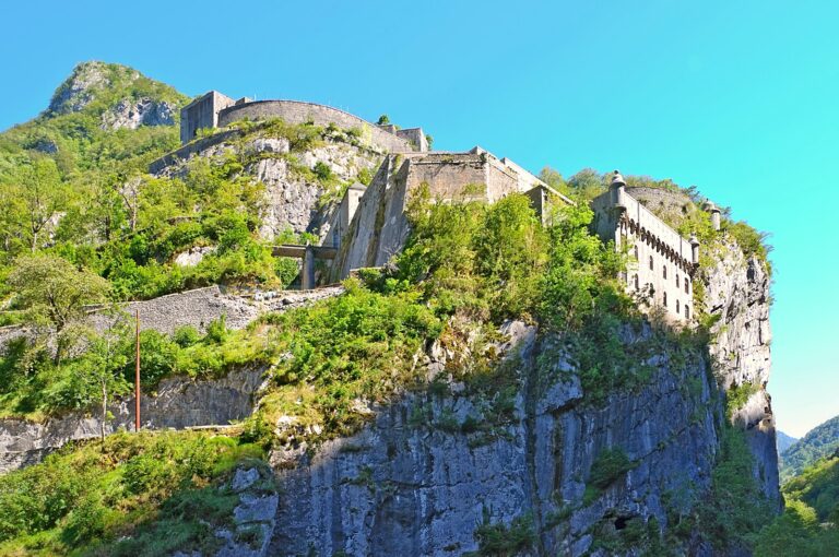 Le fort du Portalet accroché à sa falaise, au-dessus du gave d'Aspe