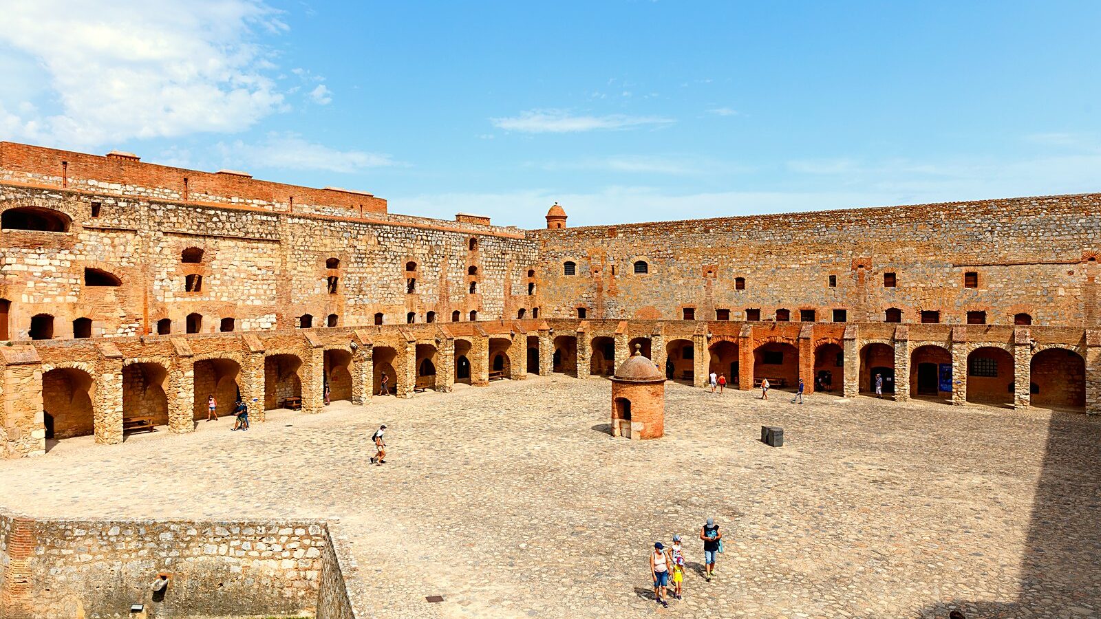 La forteresse de Salses vue de l'extérieur, dans les Pyrénées-Orientales
