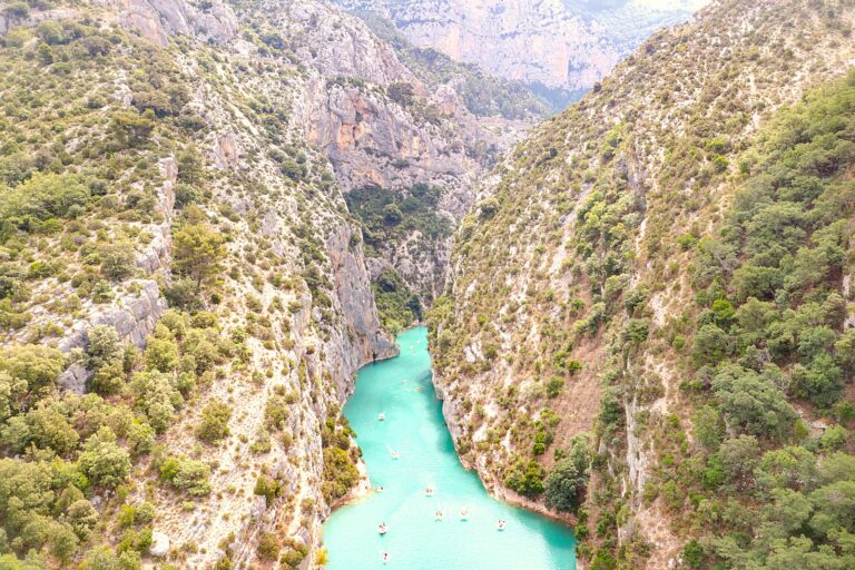 Vue aérienne des gorges du Verdon et de la rivière encaissée