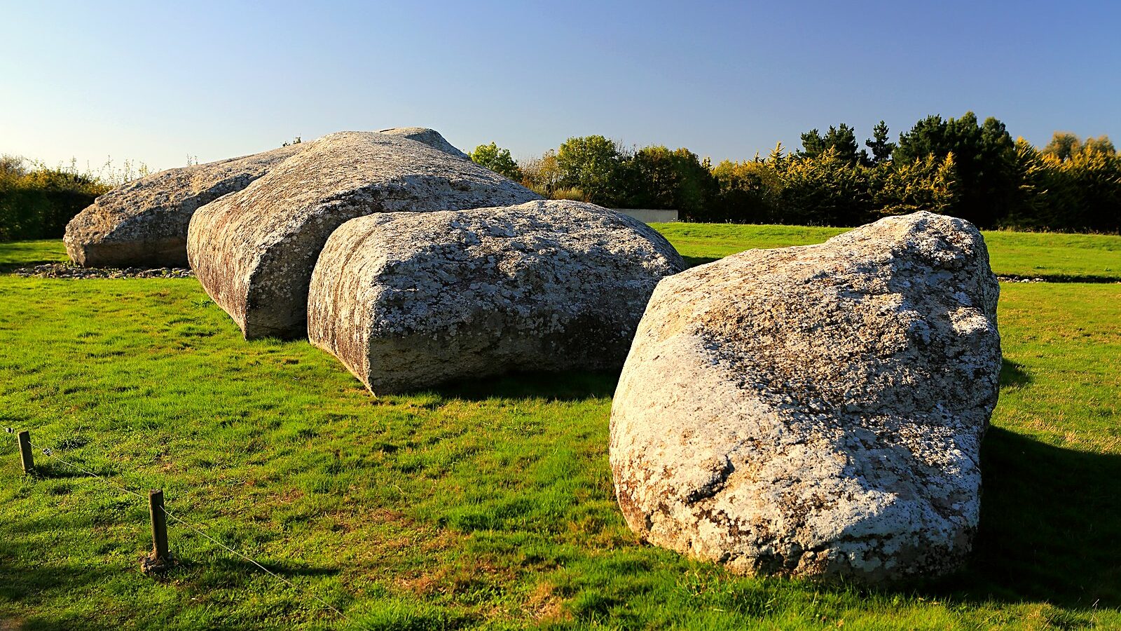 Les fragments du Grand Menhir brisé d'Er Grah, à Locmariaquer dans le Morbihan