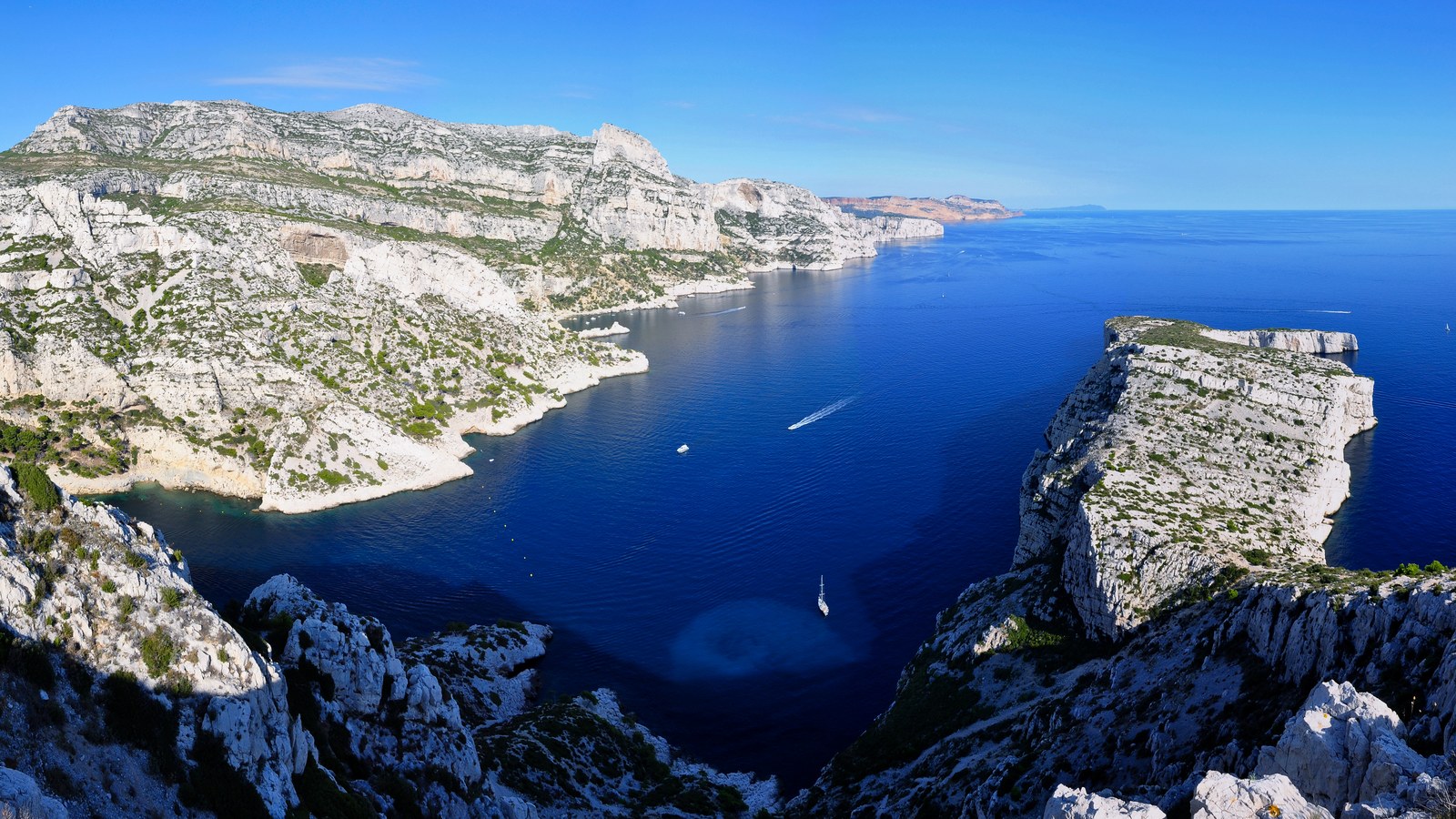 Le cap Morgiou, éperon calcaire des calanques de Marseille, au pied duquel s'ouvre la grotte Cosquer sous la mer