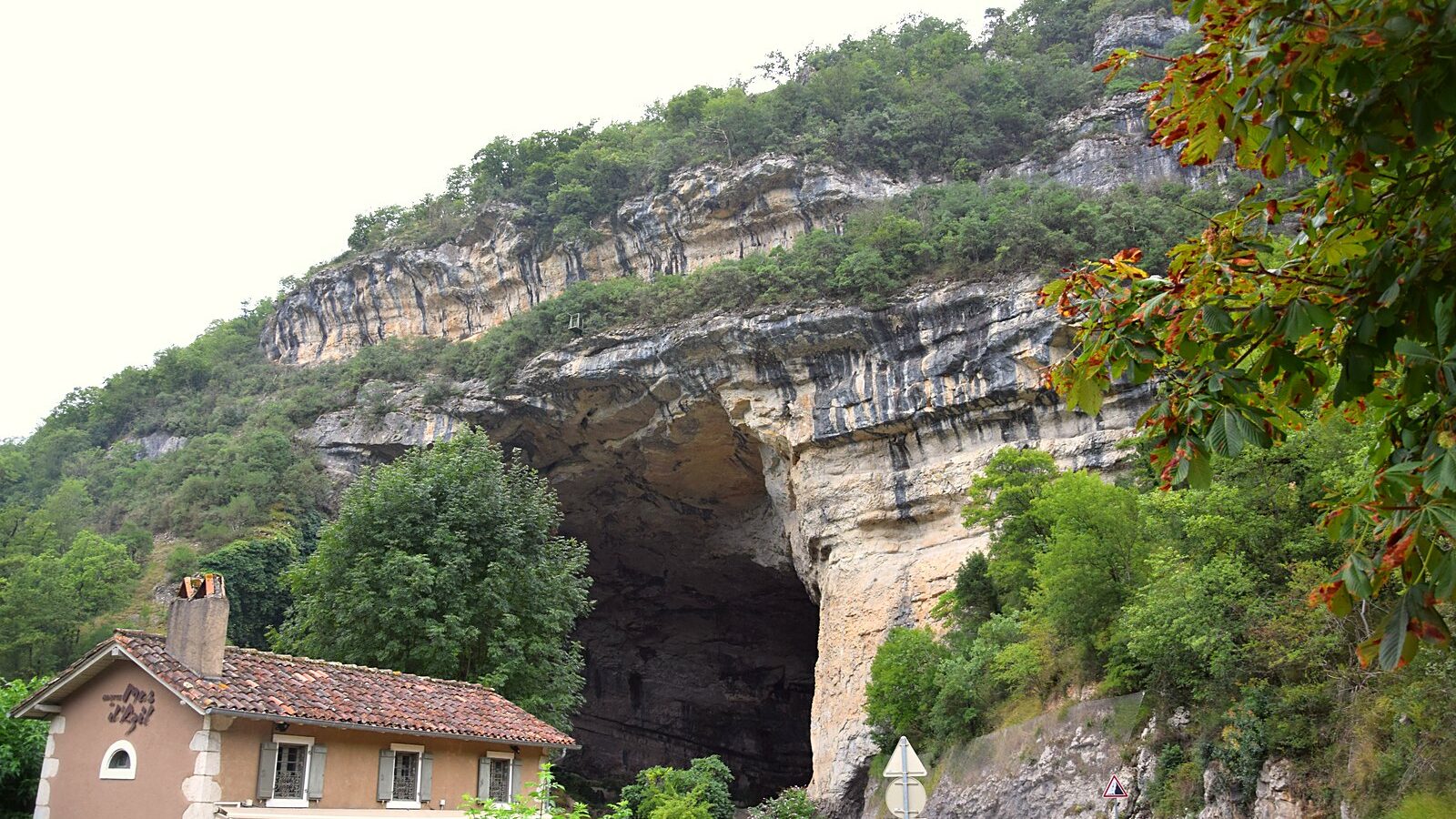 L'entrée de la grotte du Mas-d'Azil et la route qui la traverse, en Ariège