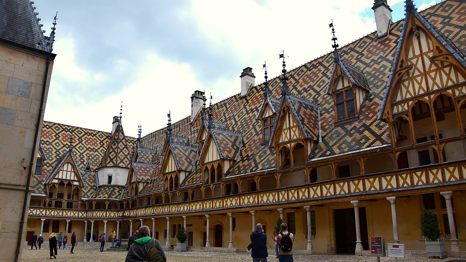 Toits de tuiles vernissées de l'Hôtel-Dieu de Beaune, en Côte-d'Or