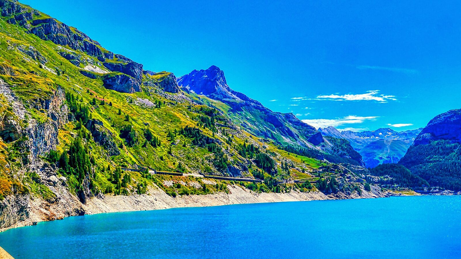 Le lac du Chevril et les montagnes de Tignes, en Savoie