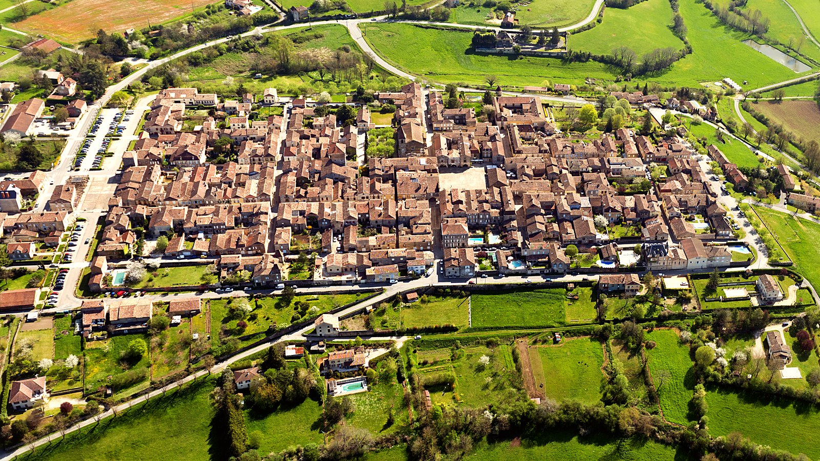 Vue aérienne de la bastide de Monpazier, en Dordogne, et de son plan en damier