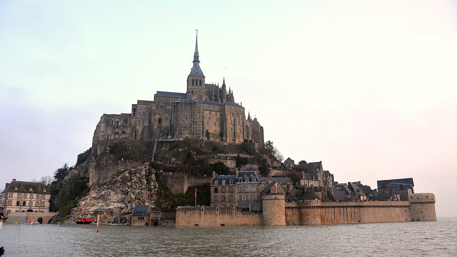 Le Mont-Saint-Michel entouré par la mer lors d'une grande marée