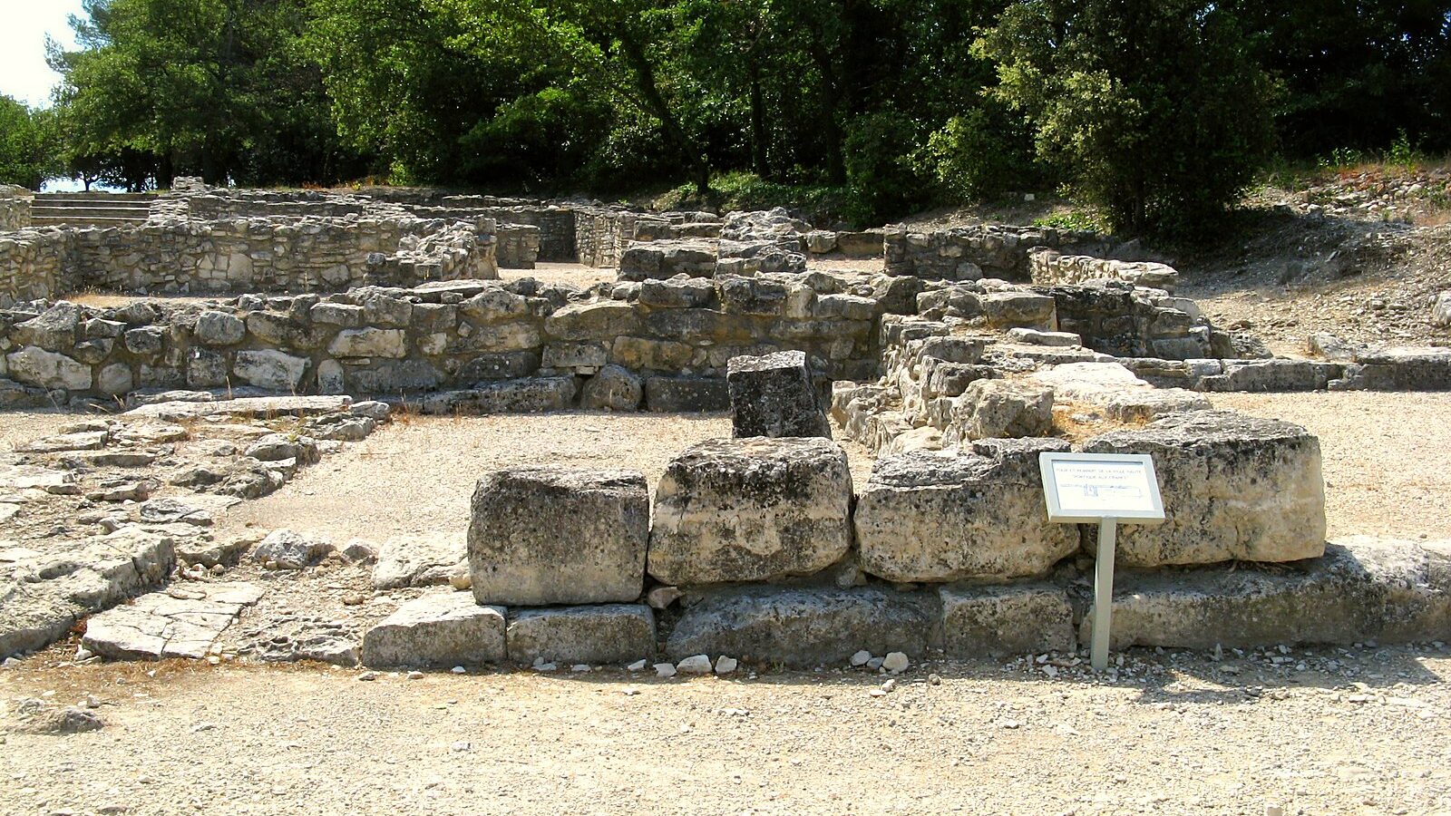 Le rempart et une tour de l'oppidum d'Entremont, à Aix-en-Provence