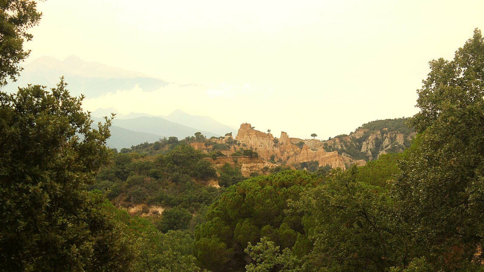 Les cheminées de fée des Orgues d'Ille-sur-Têt, dans les Pyrénées-Orientales