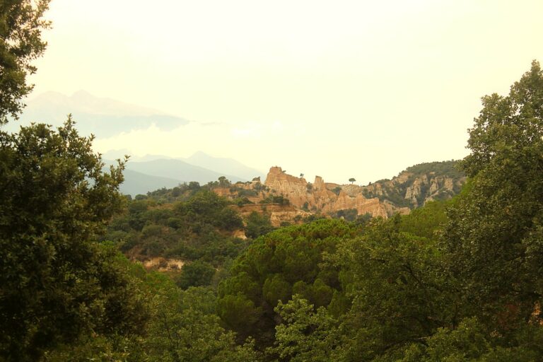 Les cheminées de fée des Orgues d'Ille-sur-Têt, dans les Pyrénées-Orientales