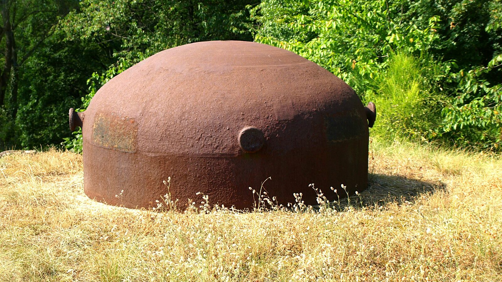 Une cloche blindée de l'ouvrage du Hackenberg, sur la ligne Maginot en Moselle